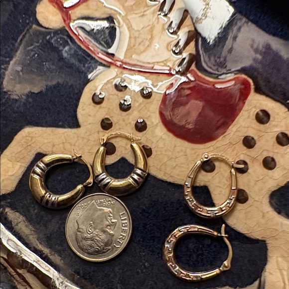 Bundle (2) pairs of solid gold hoop earrings - Picture 6 of 6